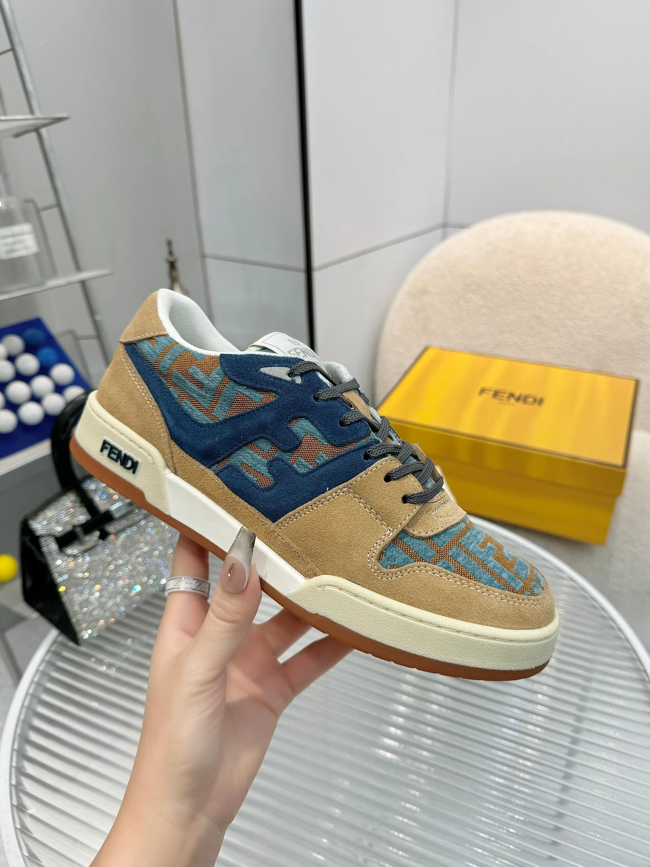 p620🐮🐮New❤Top super A version💯 Fendi Fendi 2025 New Year's King Explosive Style🔥 Many💑stars have the same style FD match. Original purchase for RMB14440. One to one replica. Designer Kim Jones's first sneaker fendi match and Donkey brand Trainer basketball sneakers, fresh blood injection and FF retro design It combines fashion and super comfort. [Wise] Whoever doesn’t grab it will regret it [There are many shoe uppers on the market with different color matching and cut corners in workmanship. The color matching and craftsmanship of my shoe upper are absolutely the same as the genuine products at the counter. Welcome to compare. Feet: Mesh injection molding pads 🎯 Soles: Please look for the original molded multi-color TPU outsole (❌ non-rubber sole) 🎯 Size: Female 35-41 Male 38-45 🎯 Packaging: Original 1:1 matching high-end packaging 🎁